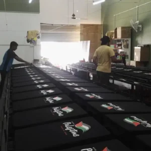 Proses silkscreen printing di kilang Saudagar Printing Malaysia