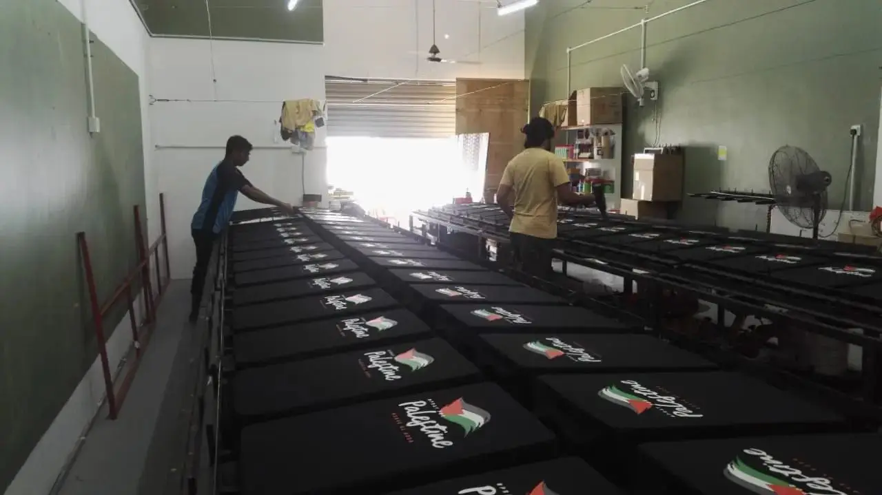 Proses silkscreen printing di kilang Saudagar Printing Malaysia