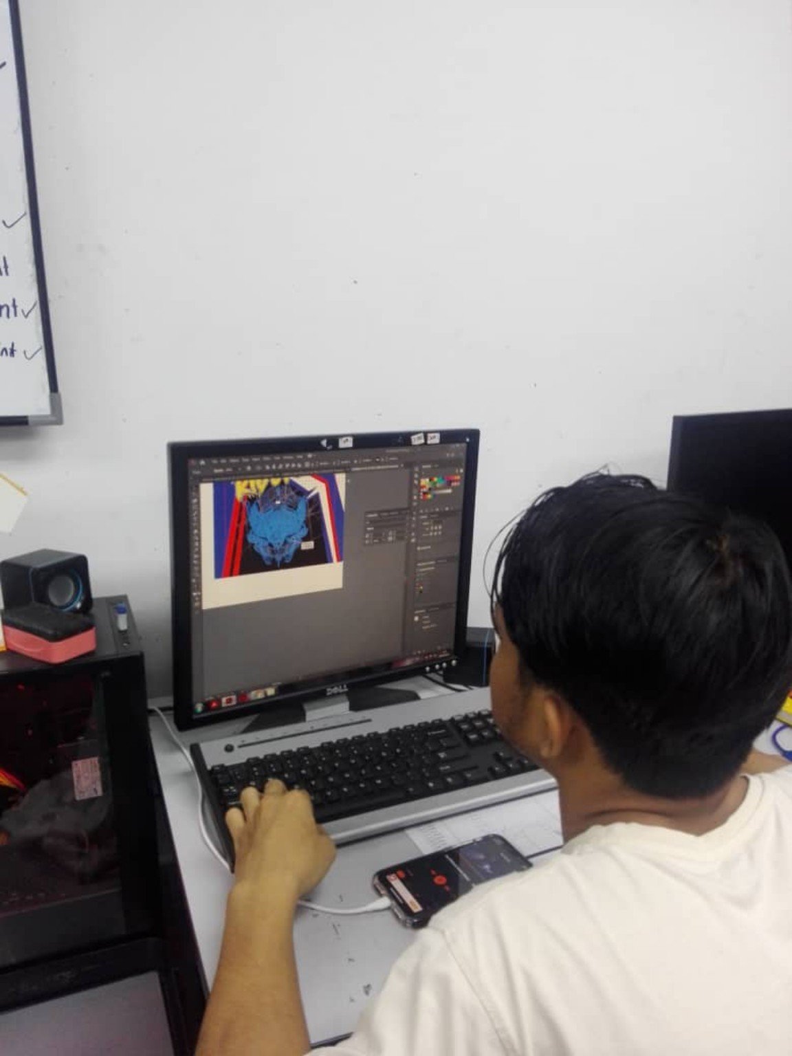 Designer menghasilkan artwork jersi custom untuk pelanggan Saudagar Printing Malaysia