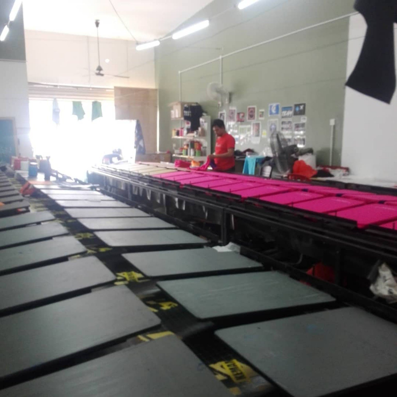 Barisan produksi silkscreen pakaian pukal Saudagar Printing Malaysia