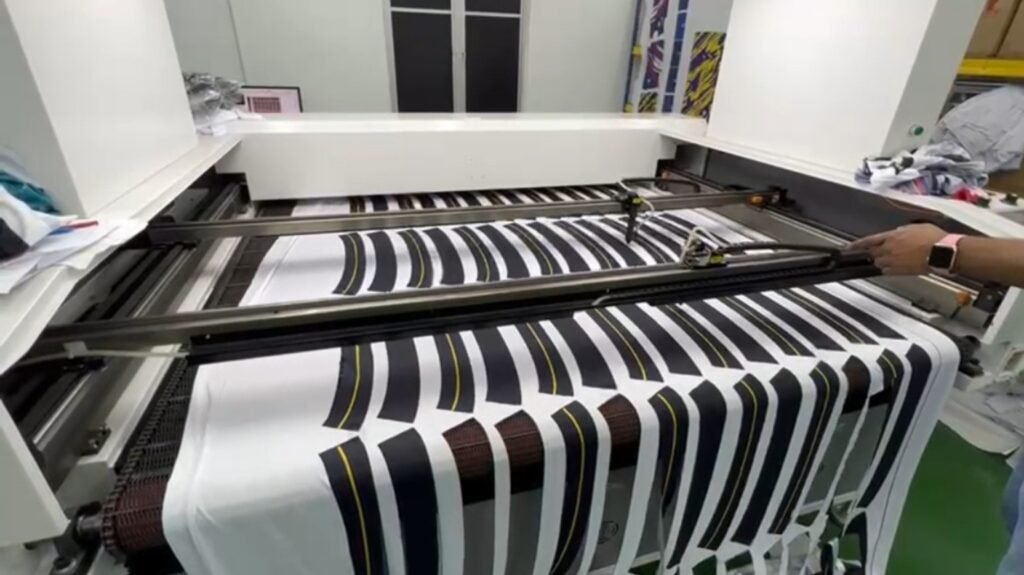 Mesin laser cutting memotong fabrik jersi di kilang Saudagar Printing Malaysia