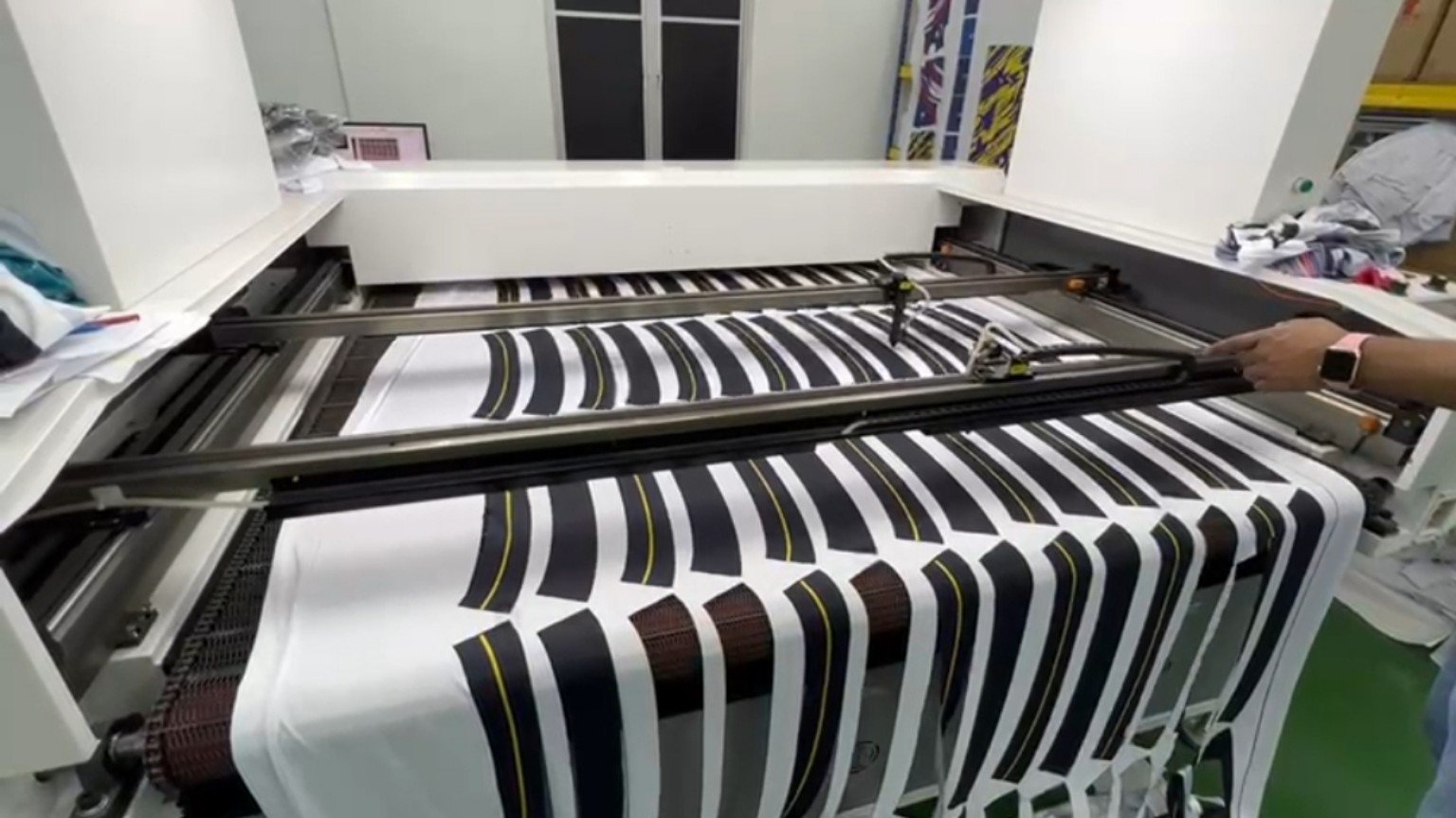 Mesin laser cutting memotong fabrik jersi di kilang Saudagar Printing Malaysia