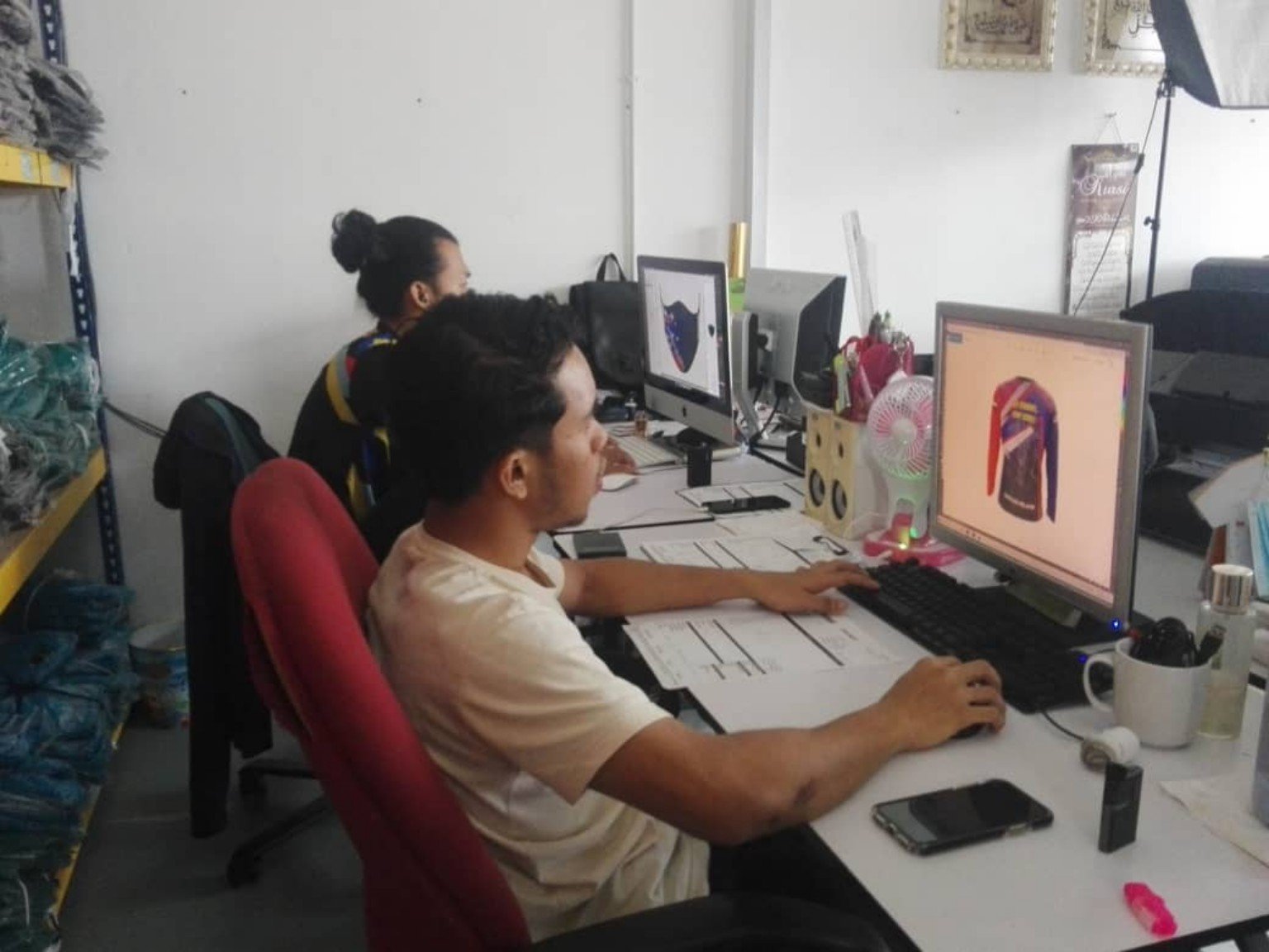 Pasukan designer menyediakan artwork pakaian custom Saudagar Printing Malaysia