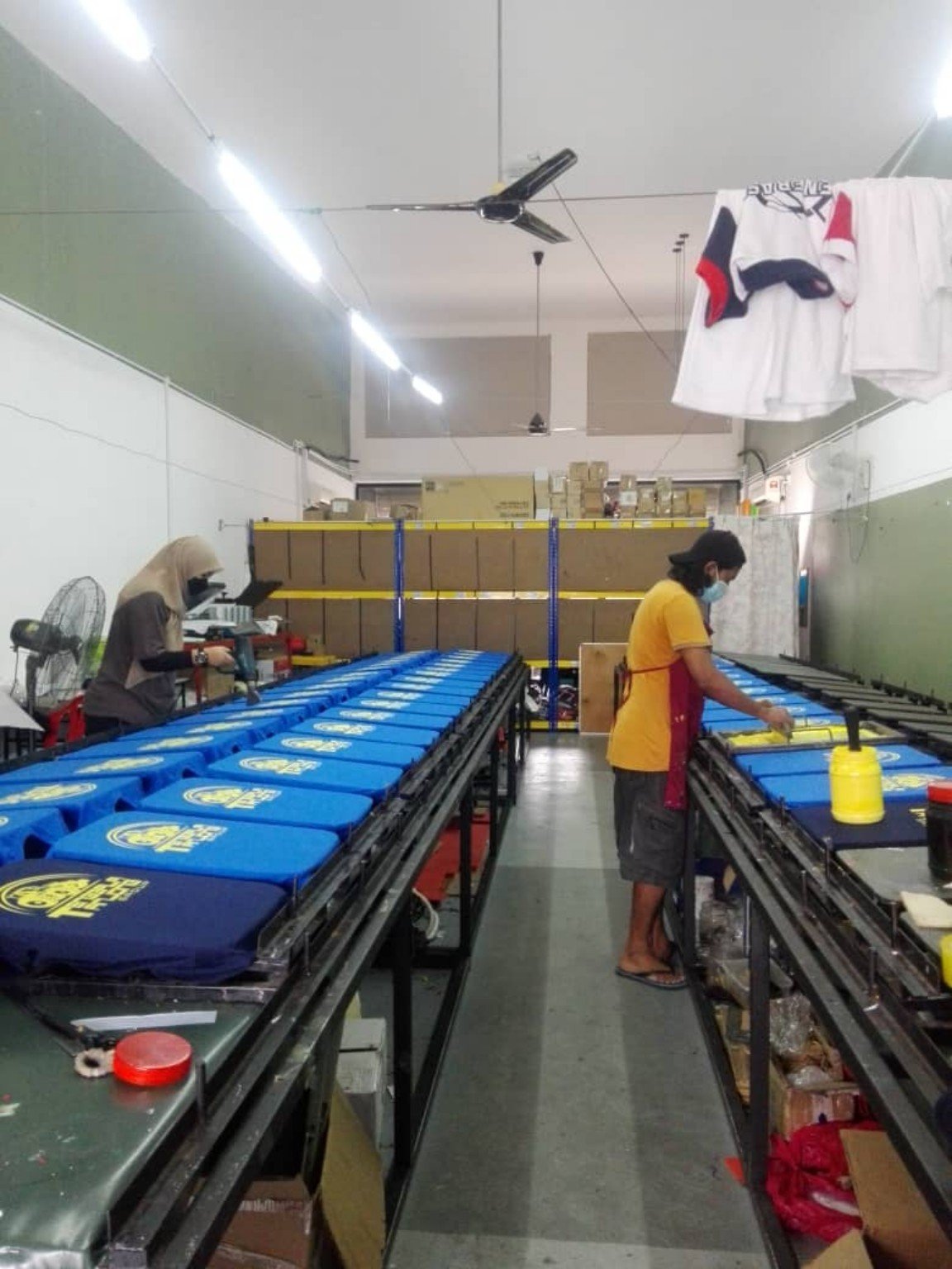 Proses cetakan silkscreen di kilang Saudagar Printing Malaysia